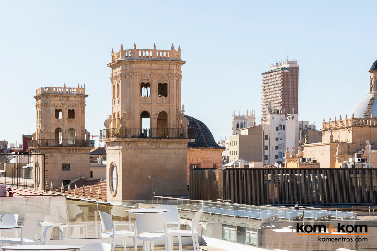 Incre&iacute;bles vistas del centro de Alicante desde la terraza en la azotea del hotel Odissey Room: Highbar.